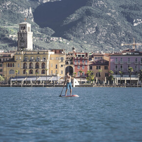 In SUP tra le acque di Riva del Garda | © Garda Trentino