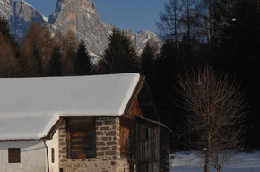 Hut in Bellamonte and Cimon dela Pala | © APT Val di Fiemme