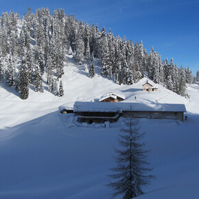 Wintertrekking al Rifugio Mezzavia e alla Malga di Romeno | © APT Val di Non Soc. Coop.