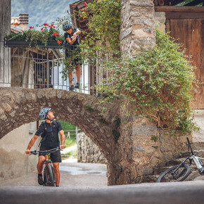 In bici attraverso Rango | © Garda Trentino
