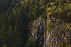Malga Valpiana (alpin dairy) und Sass Pisador Waterfall | © APT Valli di Sole, Peio e Rabbi