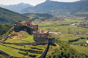 Giro di Besenello, tra Castel Beseno e le cascate Zambel | © APT Rovereto Vallagarina Monte Baldo