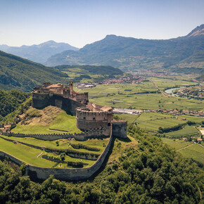 Giro di Besenello, tra Castel Beseno e le cascate Zambel | © APT Rovereto Vallagarina Monte Baldo