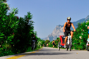 In bici con i bambini sulla ciclabile del Sarca | © Garda Trentino