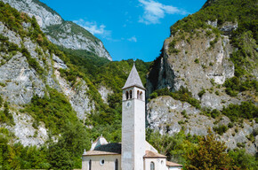 La chiesa dei Santi Filippo e Giacomo a Zambana Vecchia | © APT Dolomiti di Brenta e Paganella