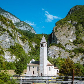 Die Kirche Santi Filippo und Giacomo in Zambana Vecchia | © APT Dolomiti di Brenta e Paganella