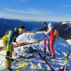 At the summit of Dos di Laven and in the background Lake Idro. | © APT Madonna di Campiglio, Pinzolo, Val Rendena