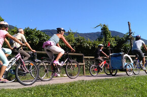 Familienfreude auf dem Radweg :) | © Garda Trentino