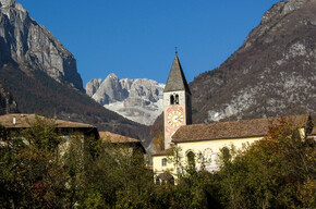 Tavodo, il campanile e le Dolomiti di Brenta | © Garda Trentino
