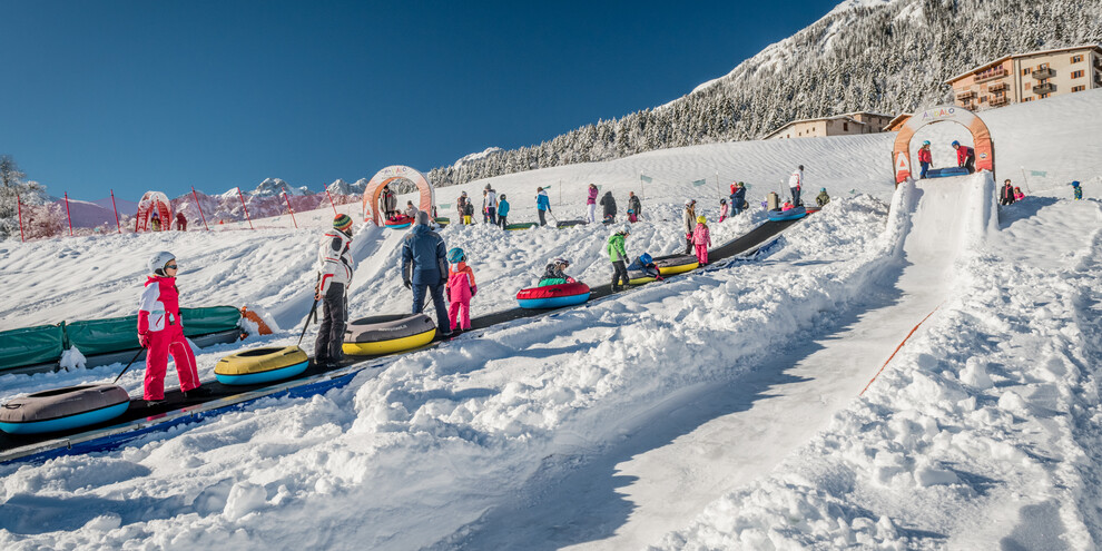 Erste Versuche auf dem Schnee wagen