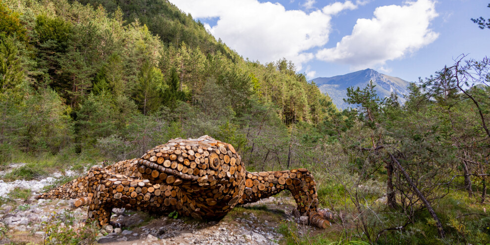 Camminare tra le opere del percorso Ledro Land Art