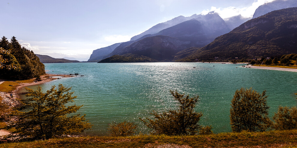Lago di Molveno, lungo il “Lago più bello d’Italia”