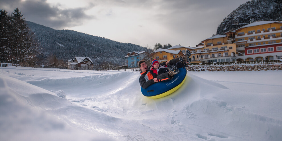 Sich auf einem Spielplatz im Schnee vergnügen
