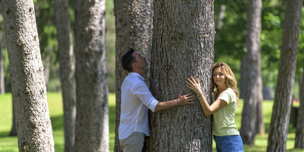 Terme di Comano - Parco delle terme - Tree hugging - Abbraccio degli alberi | © Ronny Kiaulehn