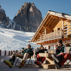 Val di Fassa - Passo Sella - Rifugio Salei - Relax sulle sdraio nella terrazza del rifugio | © Alex Moling