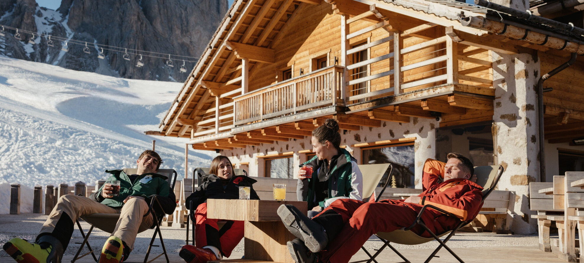 Val di Fassa - Passo Sella - Rifugio Salei - Relax sulle sdraio nella terrazza del rifugio | © Alex Moling