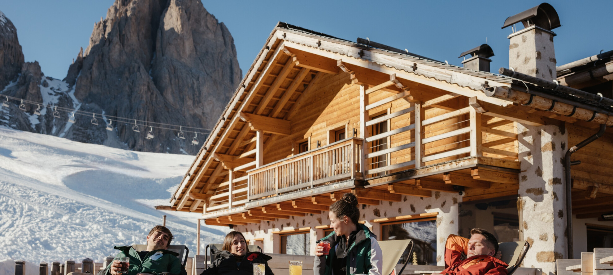 Val di Fassa - Passo Sella - Rifugio Salei - Relax sulle sdraio nella terrazza del rifugio | © Alex Moling