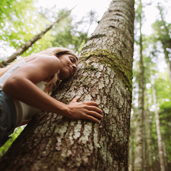 Primiero - Val Noana - Sentiero degli abeti giganti - Forest Bathing - Bosco - Foresta - Ragazza abbraccia un albero | © Alice Russolo