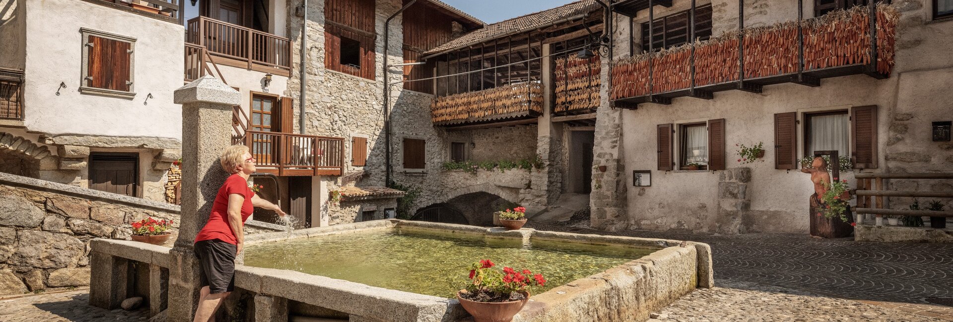 Valli Giudicarie - Bleggio - Rango - La piazza della fontana - Pannocchie | © Daniele Lira