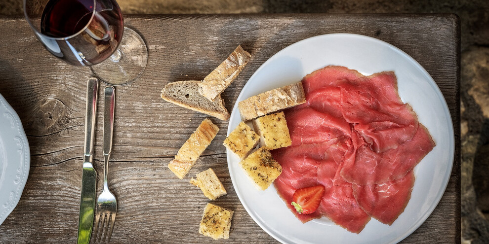 Assaggiare la carne salada