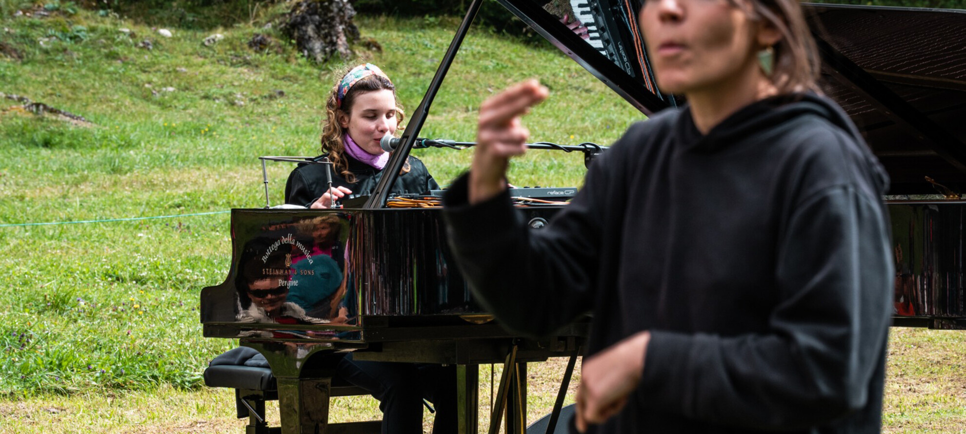 Mentre l’artista canta accompagnandosi al pianoforte, l’interprete LIS traduce il testo della canzone con il linguaggio dei segni.