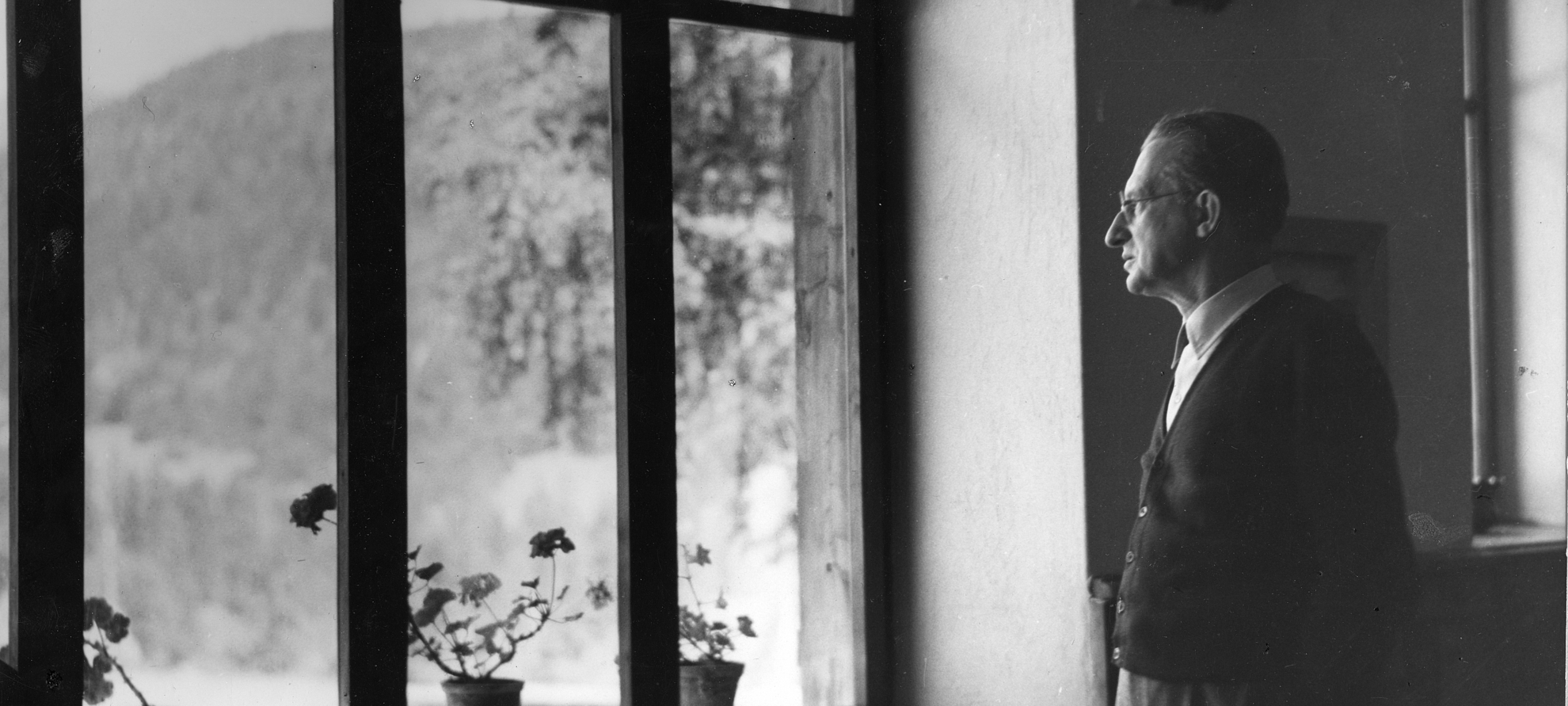 Val di Sella 1949 estate -  Alcide De Gasperi - Osservando dalla finestra di casa | © FONDAZIONE TRENTINA ALCIDE DE GASPERI
