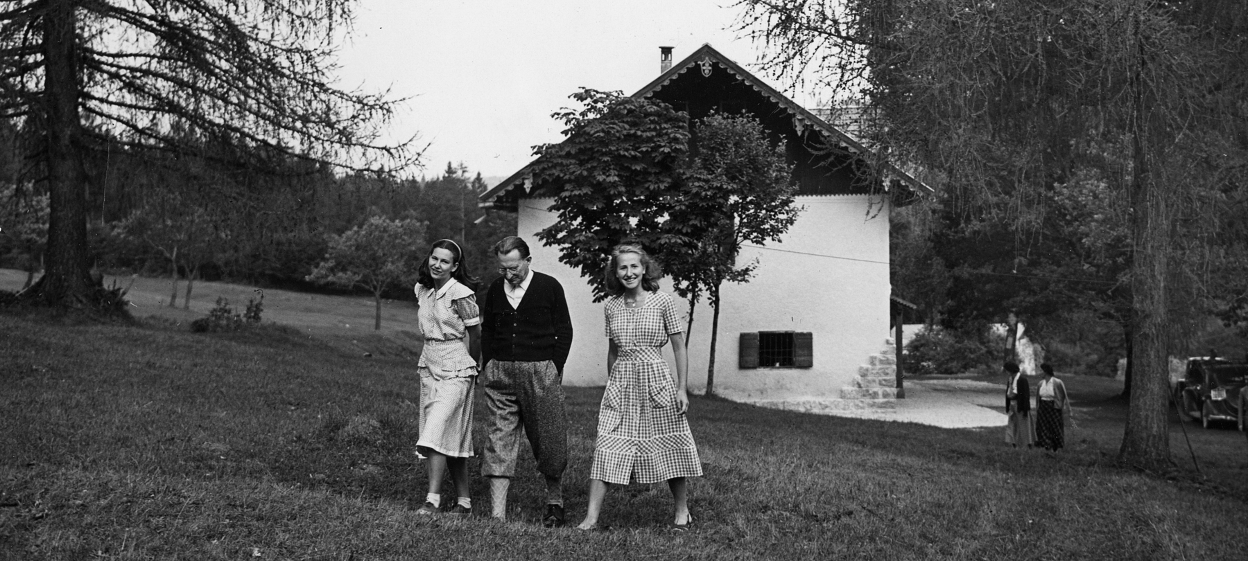 Val di Sella 1948 estate  - Alcide De Gasperi - Passeggiando tra i prati di casa  | © FONDAZIONE TRENTINA ALCIDE DE GASPERI