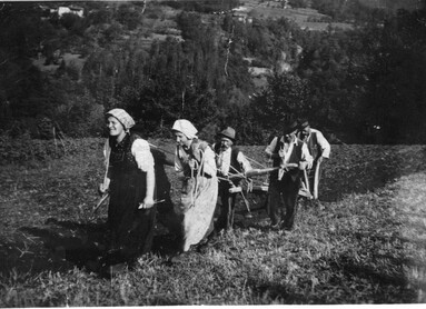 Donna con aratro | © Istituto Culturale Mocheno