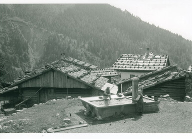 Donne alla fontana davanti ad alcune abitazioni con il tetto di scandole, Palù del Fersina / 1935-1940 / Archivio fotografico storico Provinciale | © Archivio Fratelli Pedrotti