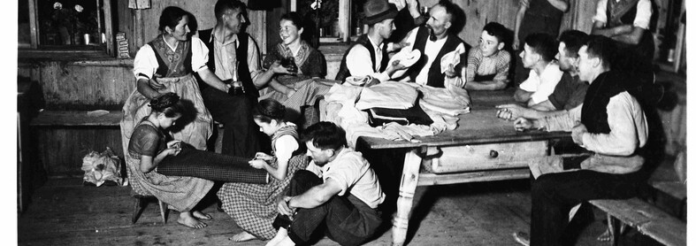 Attilio Laner di Frassilongo/Garait espone la merce in una stube Sudtirolese, anni '60, sec. XX | © Fondo Laner A. - Istituto Culturale Mocheno