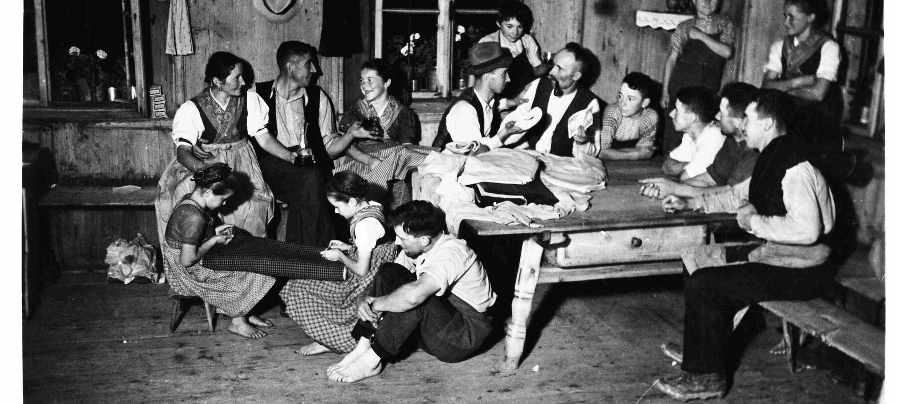 Attilio Laner di Frassilongo/Garait espone la merce in una stube Sudtirolese, anni '60, sec. XX | © Fondo Laner A. - Istituto Culturale Mocheno