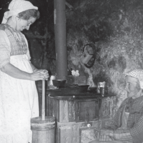 Foto: Maria Corn Jòckln e Maria Corn fu Antonio al lavoro per fare il burro, località Auserpèrg  a Fierozzo, 1960 – 1970 | © Arkif BKI, fondo Günther Thien