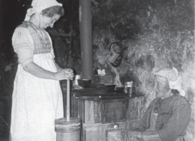 Foto: Maria Corn Jòckln e Maria Corn fu Antonio al lavoro per fare il burro, località Auserpèrg  a Fierozzo, 1960 – 1970 | © Arkif BKI, fondo Günther Thien