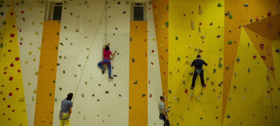 Divertirsi in tutta sicurezza tra free climbing e bouldering