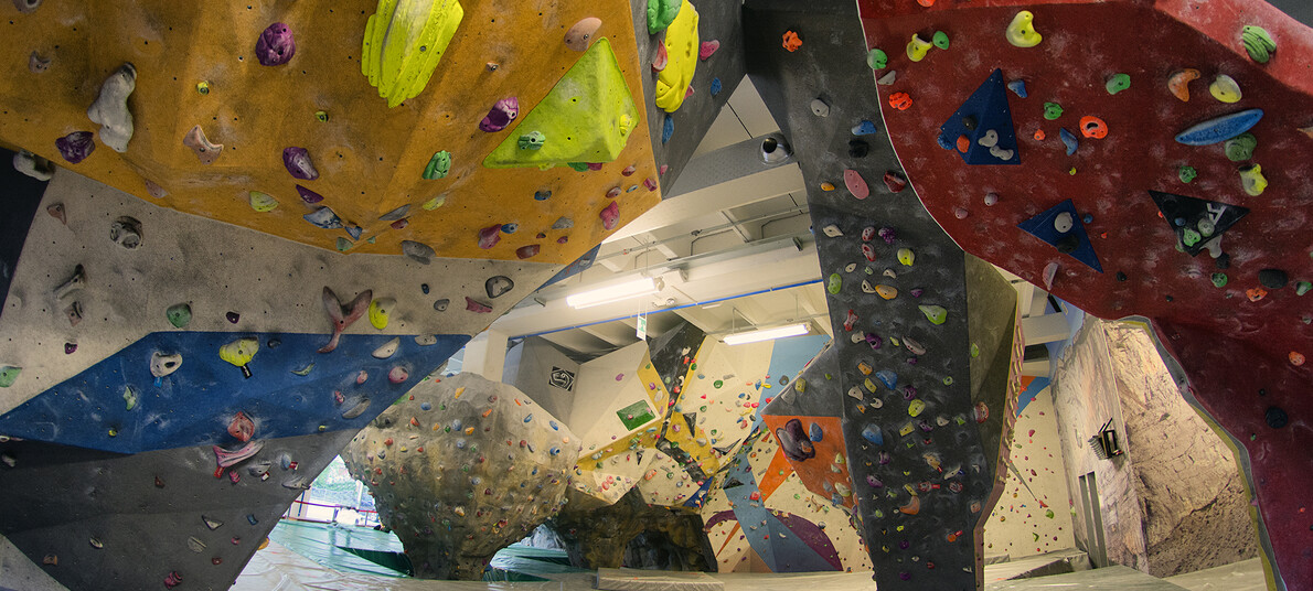 Divertirsi in tutta sicurezza tra free climbing e bouldering