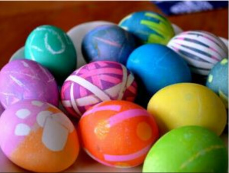 Preparazione e decorazione delle uova di Pasqua