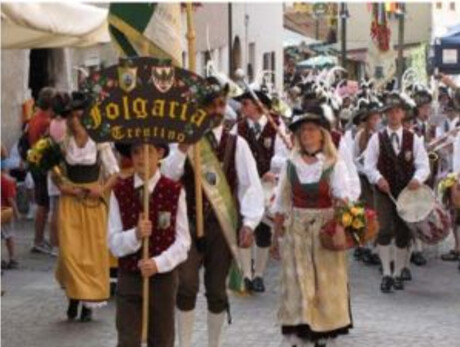 Sfilata della Banda Folk di Folgaria