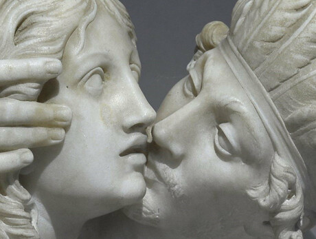 Ein Kuss zwischen zwei Welten. Das Kunstwerk Atala von Innocenzo Fraccaroli