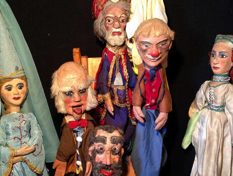 L'immagine mostra  sette burattini