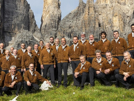 image of the members of the Campanil Bas choir