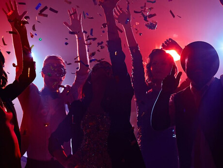 Nella foto persone ballano e si divertono per festeggiare l'arrivo del nuovo anno