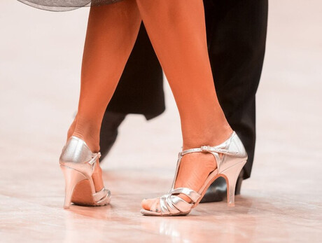 L'immagine è un primo piano sui piedi di una coppia mentre sta ballando