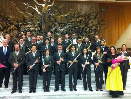 L'immagine mostra i componenti della banda