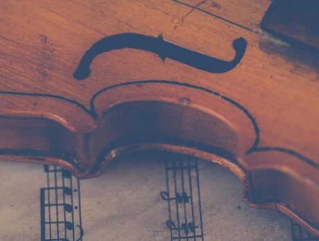 Nell'immagine si vedono un violino e uno spartito