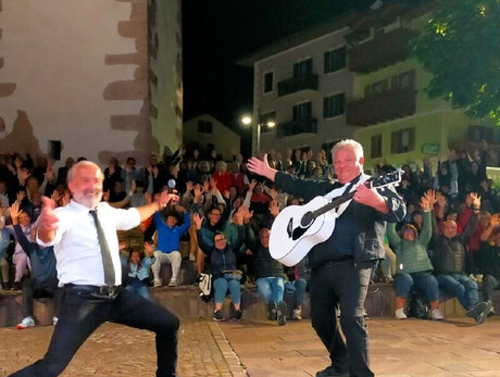 the image portrays the protagonists of the cabaret duo "I Francofabrica" ​​performing in the square