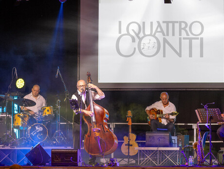 image of the band members I Quattro Conti on stage