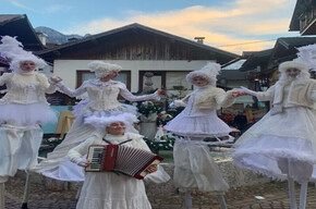 The travelling theatre: white parade on stilts