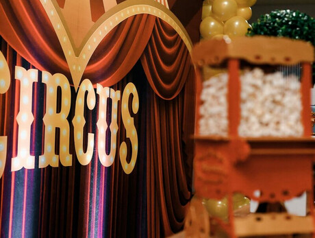 L'immagine mostra la scritta Circus e dei pop corn
