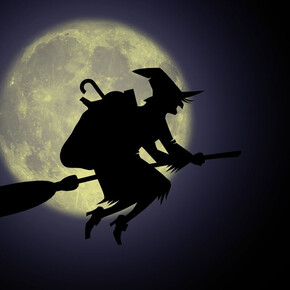 Nell'immagine si vede l'ombra della befana mentre vola sulla sua scopa; sullo sfondo la luna piena illumina.