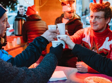 La foto immortala il momento del brindisi tra quattro amici che brindano al natale